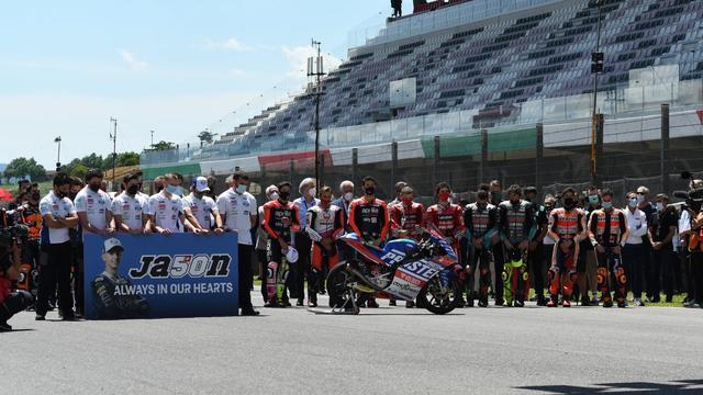 La minute observée par les pilotes de MotoGP et le team de Jason Dupasquier avant la course. [Claudio Giovannini]