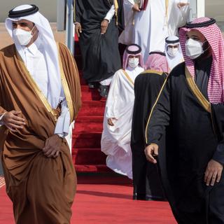 L'émir du Qatar Sheikh Tamim bin Hamad al-Thani est accueilli par le prince d'Arabie saoudite Mohammed bin Salman (à droite). [AFP - ANADOLU AGENCY]