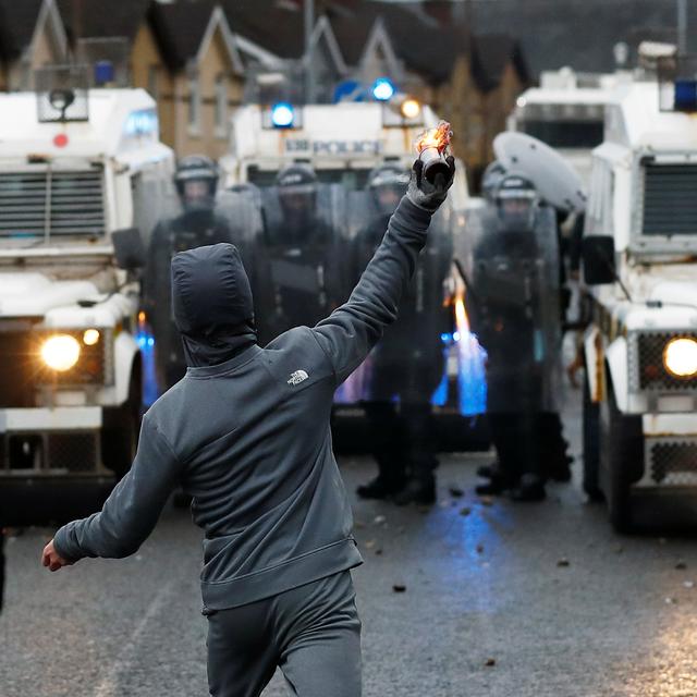 Malgré les appels au calme de Londres, Dublin et Washington, de nouvelles violences ont éclaté jeudi soir en Irlande du Nord. [Reuters - Jason Cairnduff]