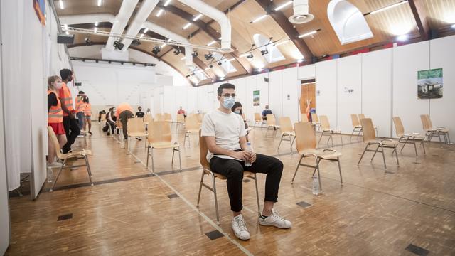 Un jeune Tessinois attend sa vaccination à Mendrisio, le 29 juin 2021. [Keystone - Pablo Gianinazzi]