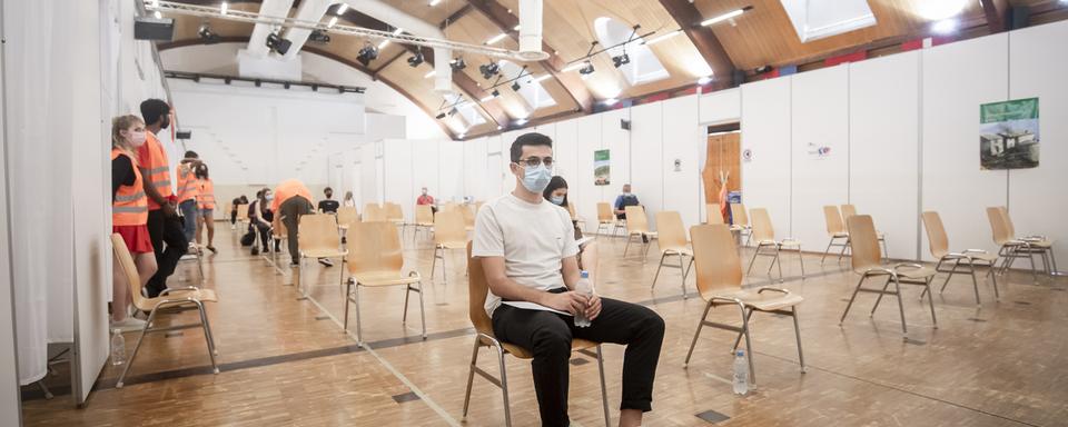 Un jeune Tessinois attend sa vaccination à Mendrisio, le 29 juin 2021. [Keystone - Pablo Gianinazzi]