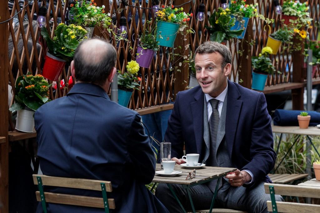 Emmanuel Macron et Jean Castex ont pris un café en terrasse à Paris. [AFP - Geoffroy van der Hasselt]