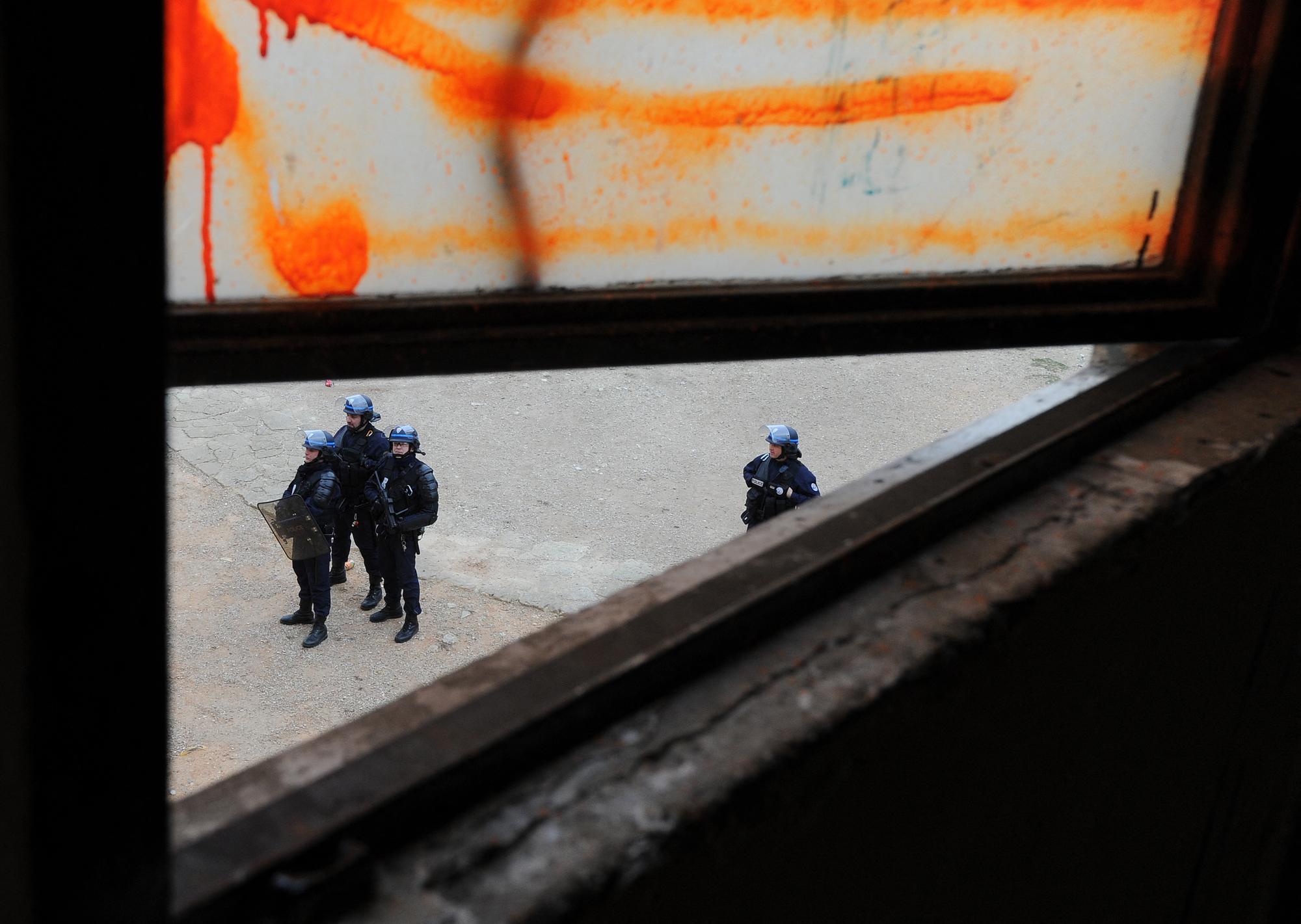 La vue depuis une fenêtre de la police lors d'une saisie de drogue à Bassens (Marseille) le 12 janvier 2012. [AFP - Julien Gerard]