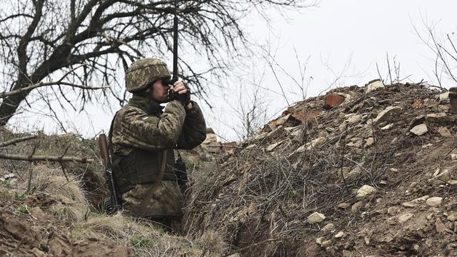 Un soldat ukrainien sur la ligne de séparation des rebelles pro-russes près de Donetsk, en Ukraine, lundi 12 avril 2021. [Keystone - AP Photo]