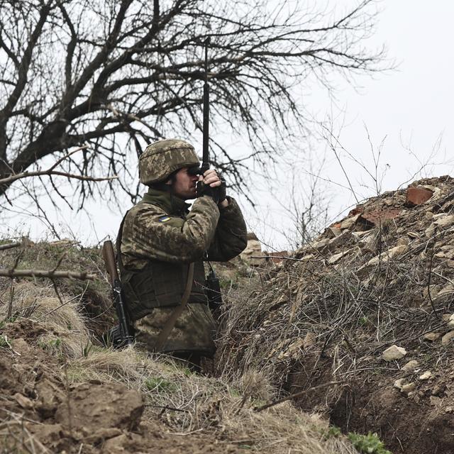 Un soldat ukrainien sur la ligne de séparation des rebelles pro-russes près de Donetsk, en Ukraine, lundi 12 avril 2021. [Keystone - AP Photo]