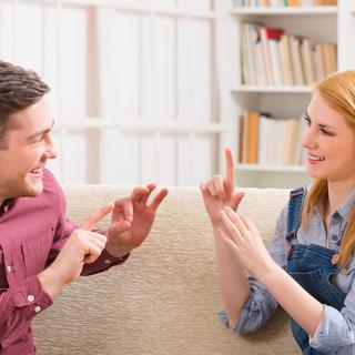 Un couple communique en langue des signes. [Depositphotos - Amaviael]