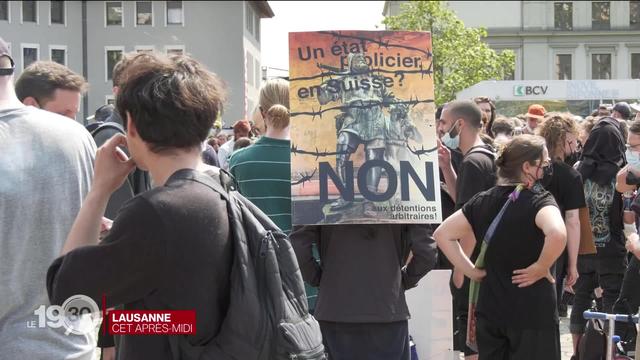 Plus de 1000 personnes sont descendues dans les rues de Lausanne notamment, s'opposant à la loi contre le terrorisme