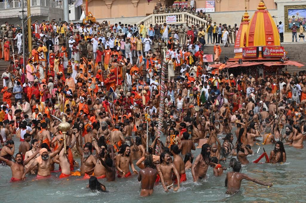 Des centaines de personnes ont été testées positives au coronavirus au sein des foules qui se pressent actuellement sur les bords du Gange en Inde pour le pèlerinage hindou de Kumbh Mela. [AFP - Money Sharma]