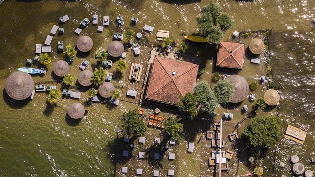 Une terrasse inondée à Estavayer-le-Lac (FR). [Keystone - Valentin Flauraud]