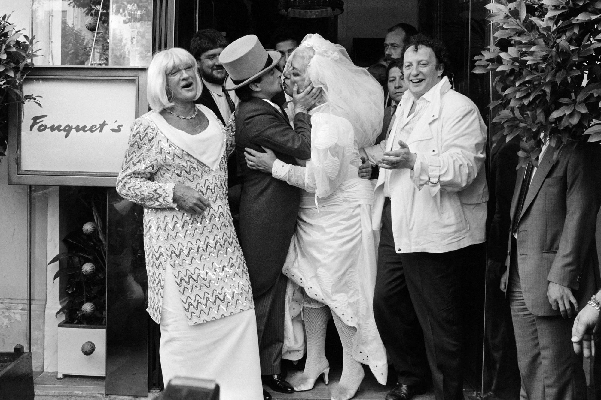 Le canular de mariage entre Thierry Le Luron et Coluche, célébré le 25 septembre 1985. [AFP - Georges Bendrihem]