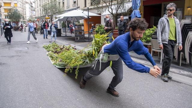 Un danseur de la compagnie Neopost Foofwa présente son opus artiviste "Halo de Fraicheur" à l'occasion du lancement de l'initiative populaire législative cantonale genevoise pour un climat urbain. [Trezzini - Martial Trezzini]