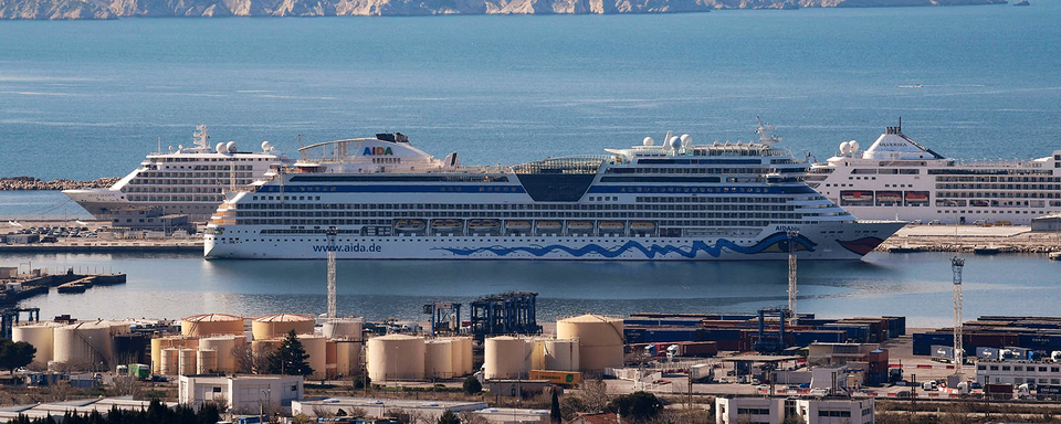 Navires de croisière à quai dans le port de Marseille, 23.03.2021. [AFP - Nicolas Tucat]