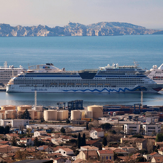 Navires de croisière à quai dans le port de Marseille, 23.03.2021. [AFP - Nicolas Tucat]