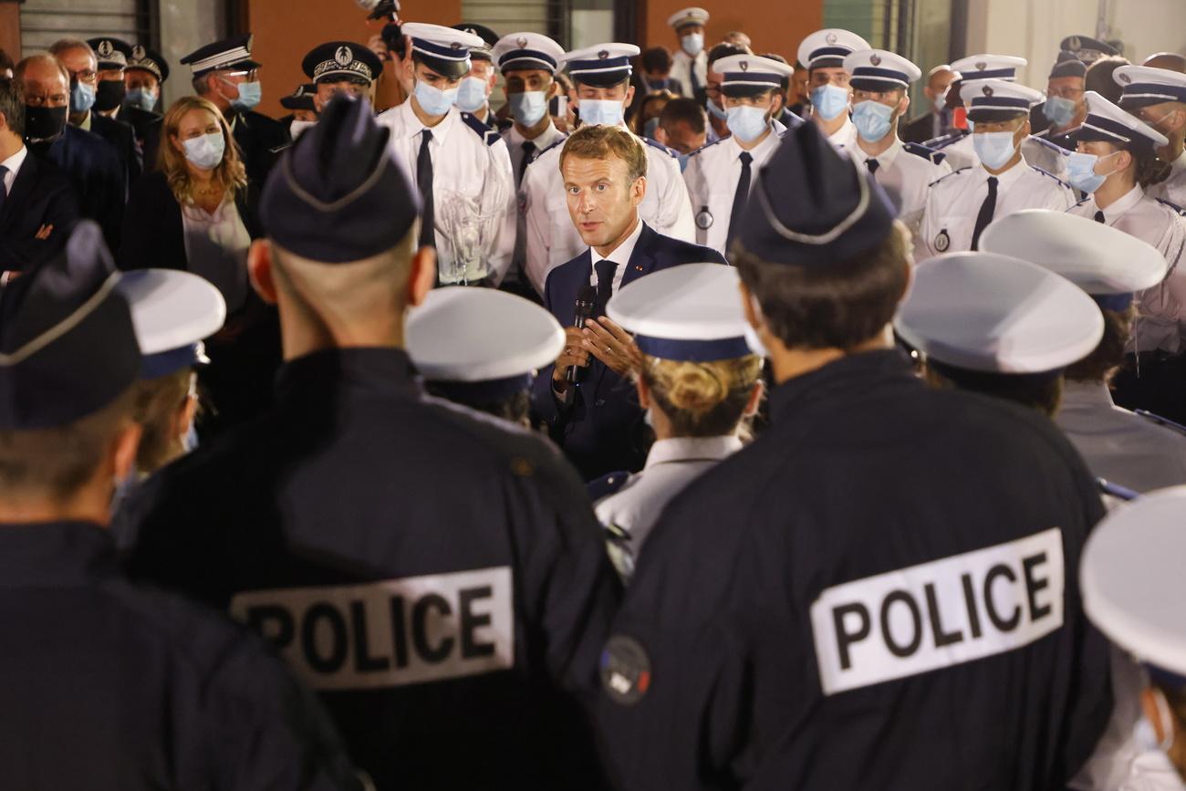 Emmanuel Macron s'est adressé aux policiers et policières d'un commissariat des quartiers nord. [Keystone - Ludovic Marin]