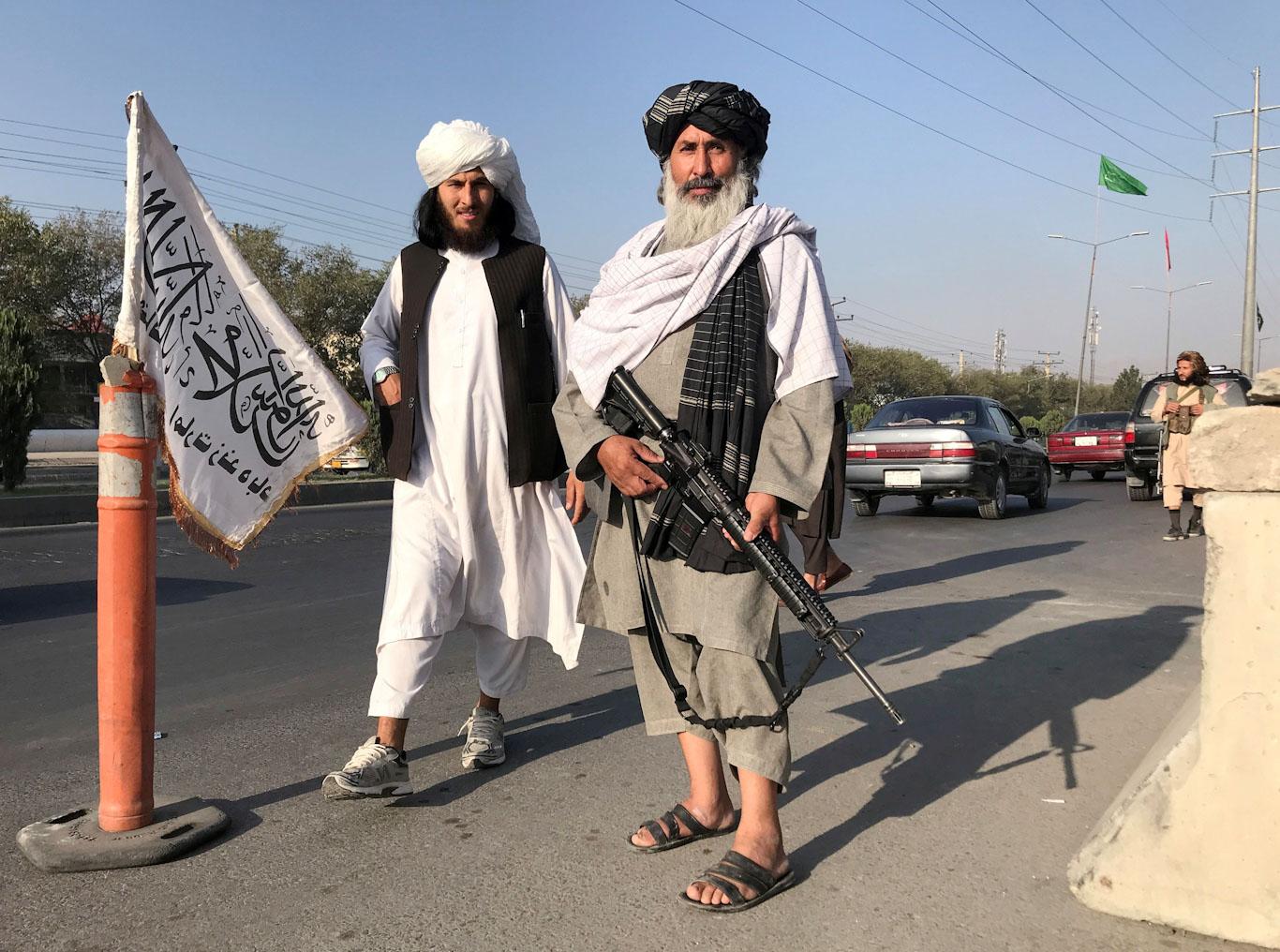Combattants talibans devant le ministère de l'Intérieur à Kaboul, 16.08.2021. [Reuters - STRINGER]