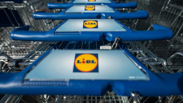 Des chariots de supermarché estampillés du logo de l'enseigne Lidl en Allemagne. [DPA/Keystone - Marijan Murat]