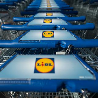 Des chariots de supermarché estampillés du logo de l'enseigne Lidl en Allemagne. [DPA/Keystone - Marijan Murat]