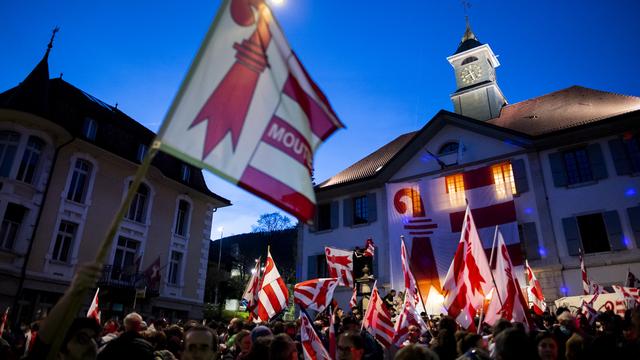 Les pro-Jurassiens célèbrent le oui devant l'Hôtel de Ville de Moutier, 28.03.2021. [Keystone - Jean-Christophe Bott]