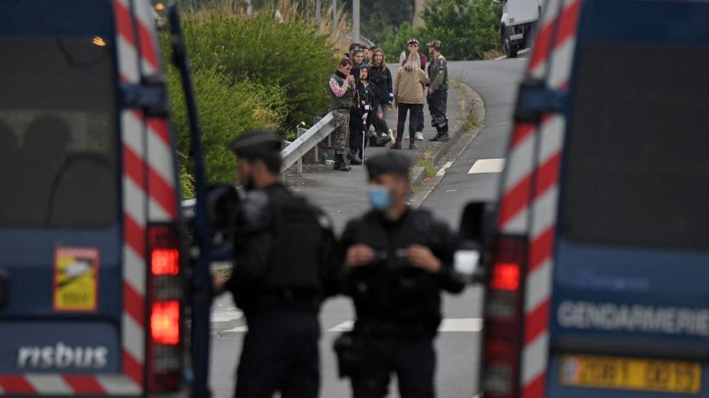 Plus de 400 gendarmes tentaient samedi de disperser une rave party dans l'ouest de la France. Redon, le 19 juin 2021. [AFP - Loic Venance]