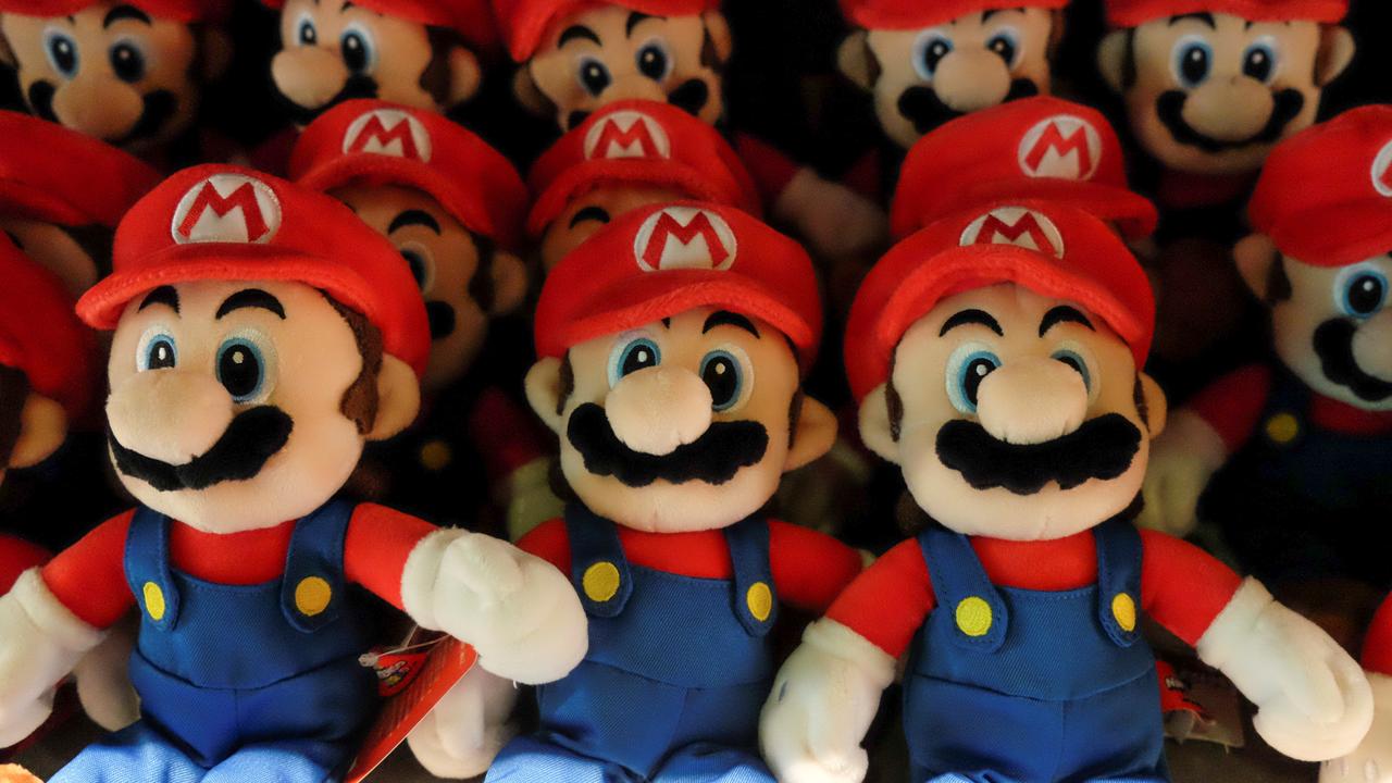 Des Super Mario en peluche présentés à la vente dans un parc à thème des Studios Universal à Osaka. [Irene Wang]