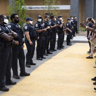 Des policiers lors d'une manifestation Black Lives Matter à Washington. [EPA/Keystone - Michael Reynolds]