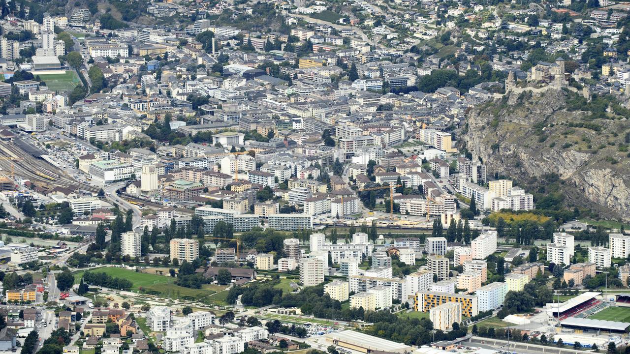 La ville de Sion photographiée depuis Nax, le 13 septembre 2017. [KEYSTONE - Laurent Gillieron]
