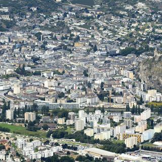La ville de Sion photographiée depuis Nax, le 13 septembre 2017. [KEYSTONE - Laurent Gillieron]