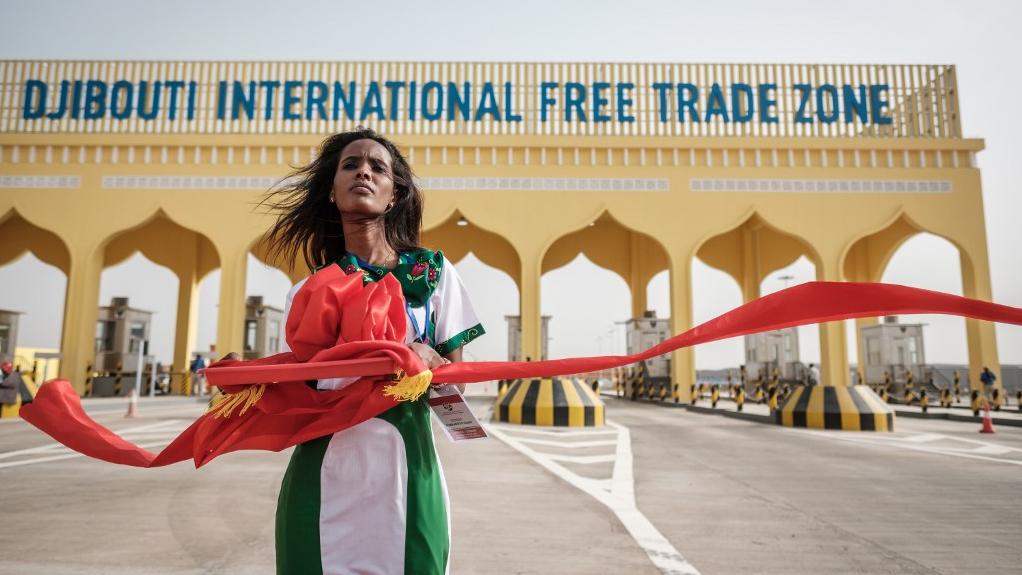 Le ruban est coupé devant le portail principal de la zone international de libre-échange de Djibouti, le 5 juillet 2018. [AFP - Yasuyoshi Chiba]