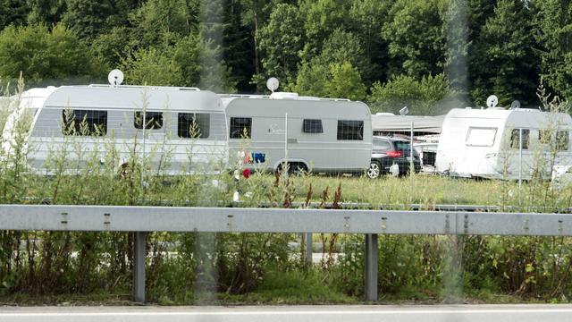 Une place d'accueil temporaire pourra être aménagée au Mont-sur-Lausanne (VD) à l'intention des gens du voyage suisses. (photo d'illustration) [Keystone - Thomas Delley]