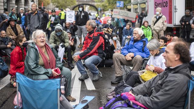 Des activistes du mouvement écologiste Extinction Rebellion ont bloqué une rue lundi vers midi dans le centre de Zurich. Leur objectif est de pousser le Conseil fédéral à déclarer l'état d'urgence climatique. Une intervention de la police est en cours. [KEYSTONE - ENNIO LEANZA]