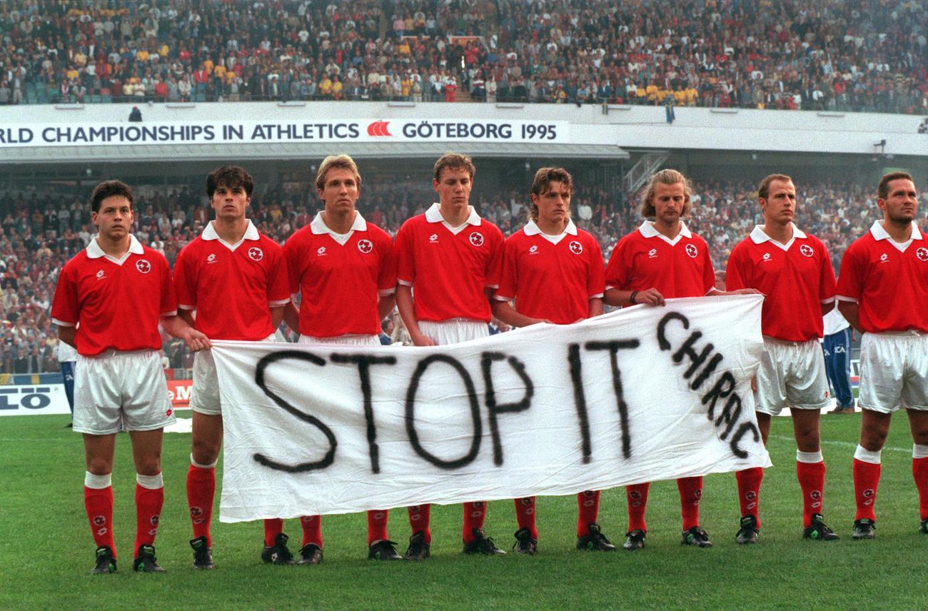 La banderole "Stop it Chirac", déployée notamment par Alain Sutter. [Keystone - Karl Mathis]