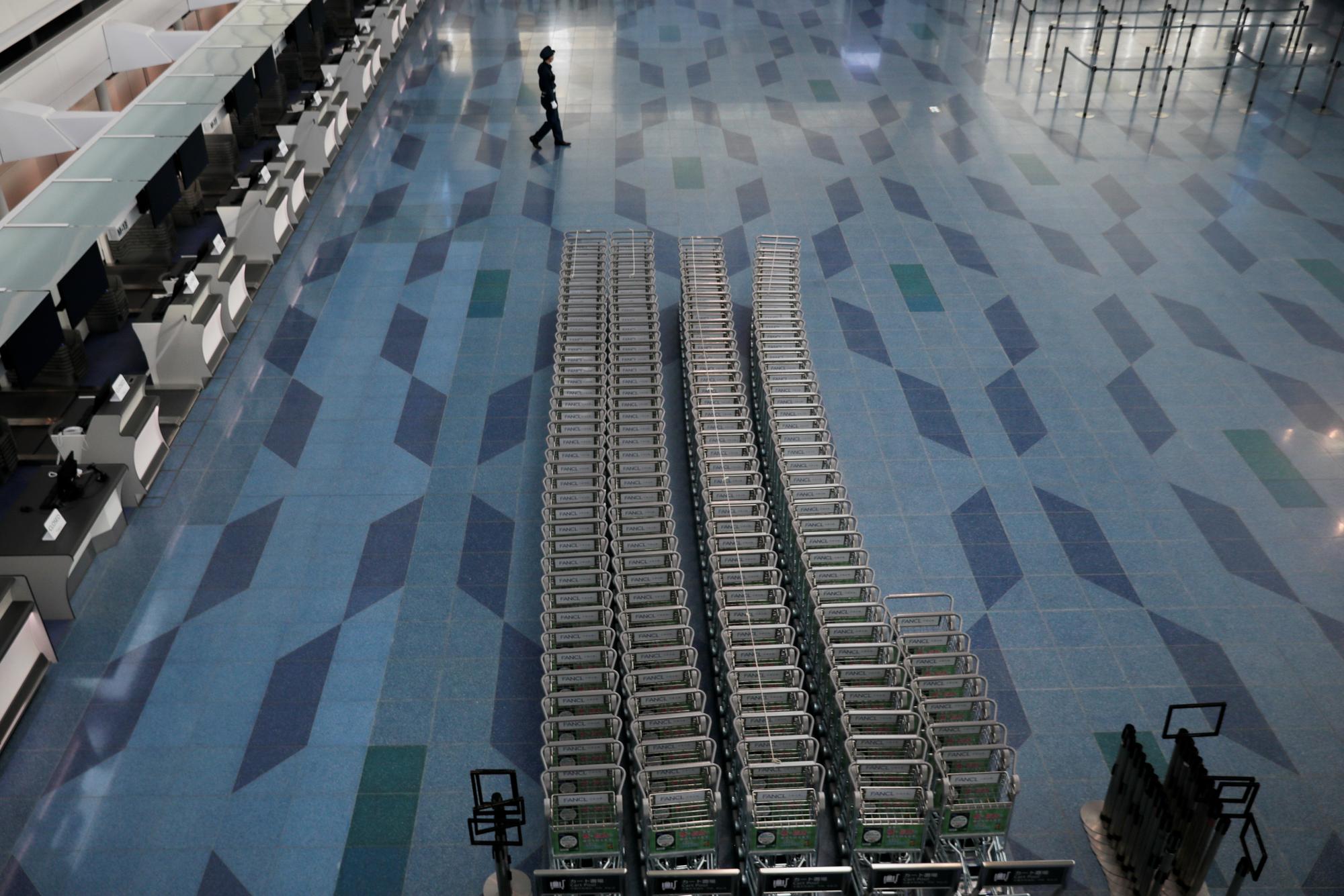 L'aéroport de Tokyo-Haneda, le cinquième le plus fréquenté du monde en 2019 avec plus de 85 millions de passagers, a été déserté en 2020 (photo prise de 29 avril). [Reuters - Kim Kyung-Hoon]