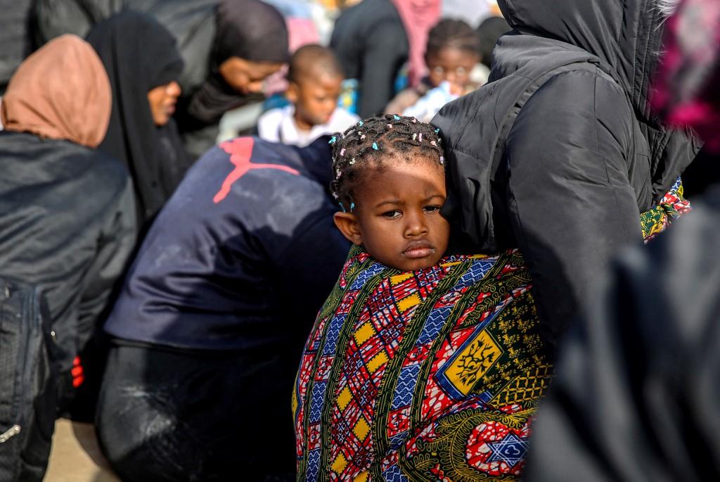 Une petite fille fait partie d'un groupe de personnes migrantes secourues au large de Khoms, Libye, le 10 février 2021. [AFP - -]