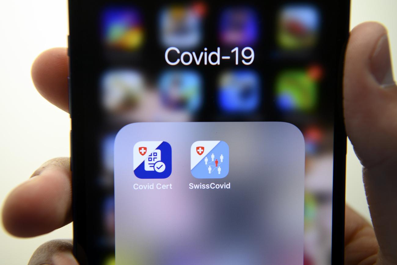 L'application du certificat Covid sur un téléphone portable. [Keystone - Laurent Gillieron]
