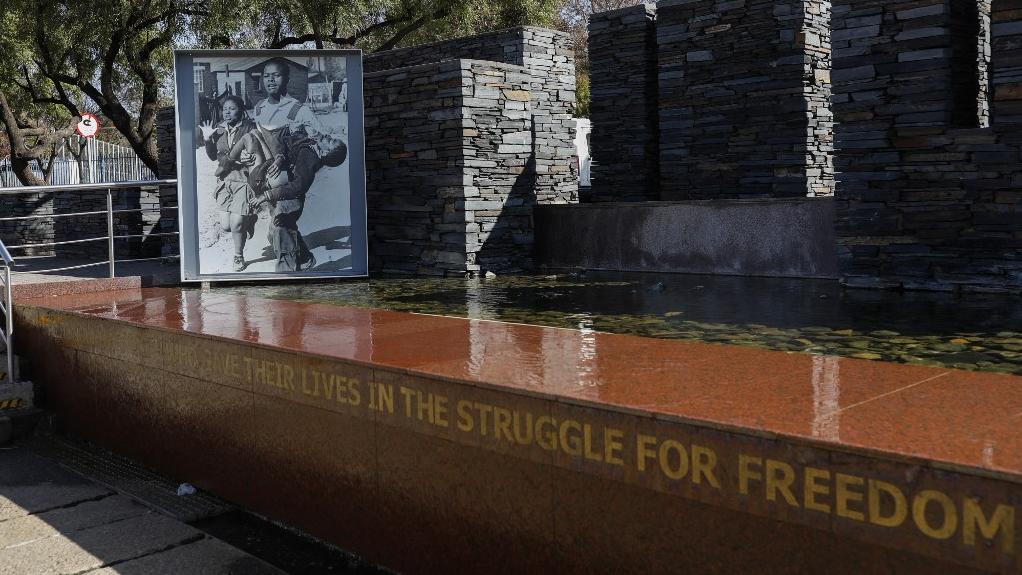 Le musée et mémorial Hector Pieterson présente les évènements qui ont conduit aux manifestations de Soweto. [AFP - Phil Magakoe]