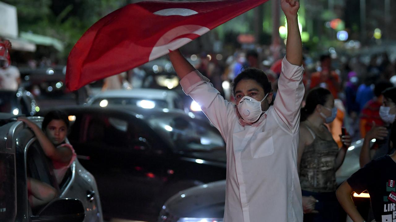 Klaxons, feux d'artifice, des foules de Tunisiens sont descendues dans les rues, bravant le couvre-feu, pour manifester leur joie après l'annonce du président Saied. [Fethi Belaid]