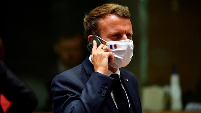 Un téléphone du président Emmanuel Macron figure sur une liste de cibles potentielles du logiciel Pegasus. [AFP - John Thys/pool]