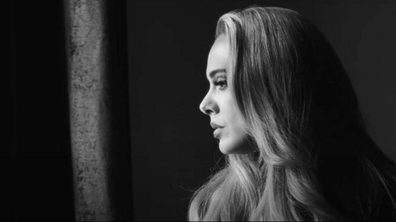 Adele sort vendredi son single "Easy on me". C'est un titre qui porte la marque de la diva de la pop, avant la sortie le 19 novembre de son très attendu album "30", le premier en six ans. [YOUTUBE - ADELE, CLIP "EASY ON ME"]