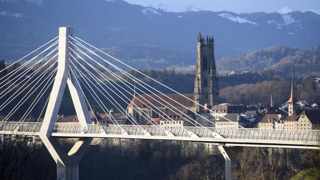 Le Pont de la Poya devant la vieille ville et la cathédrale Saint Nicolas à Fribourg. [Keystone - Laurent Gillieron]