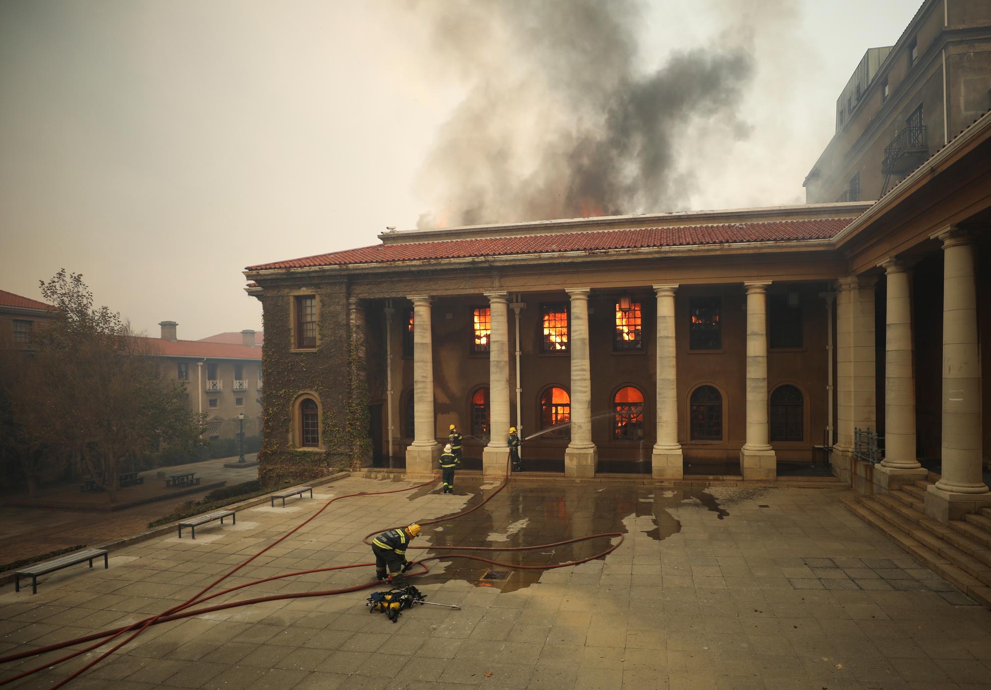 La bibliothèque de la Cape Town University était attaquée par les flammes dimanche. [REUTERS - Mike Hutchings]