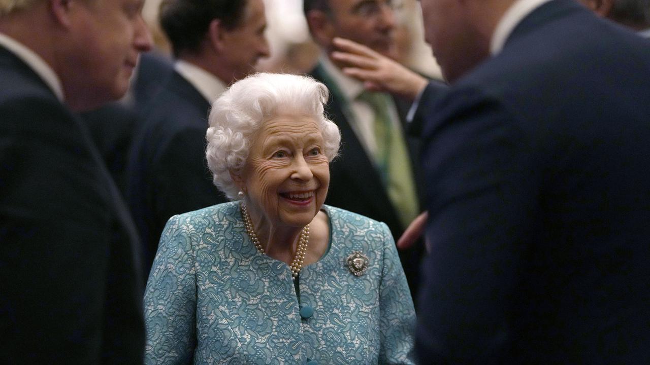 La reine Elizabeth II photographiée mardi avec le premier ministre britannique Boris Johnson lors d'une réception au château de Windsor. [Alastair Grant]