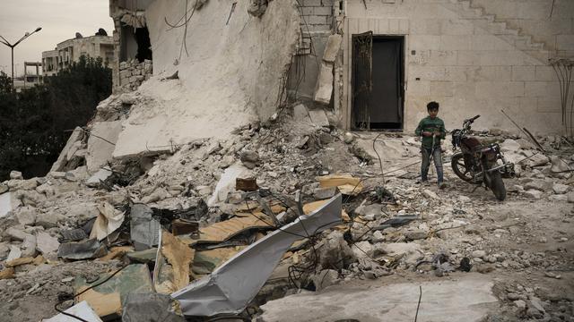 Un enfant photographié en 2020 dans un bâtiment fortement endommagé à Idlib en Syrie. [Keystone - Felipe Dana]