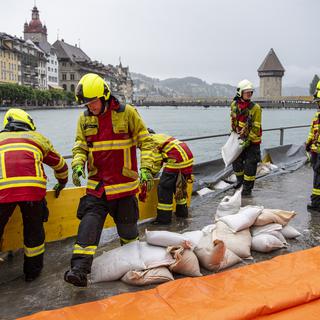 Les pompiers luttent contre les eaux à Lucerne, mercredi matin 14.07.2021. [Keystone - Urs Flüeler]