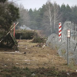 La construction d'un mur sur la frontière entre la Pologne et la Biélorussie. [KEYSTONE - LEONID SHCHEGLOV]