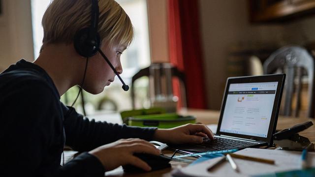 Le travail sur un petit portable est particulièrement fatiguant pour les yeux. [AFP - Jens Schlueter]