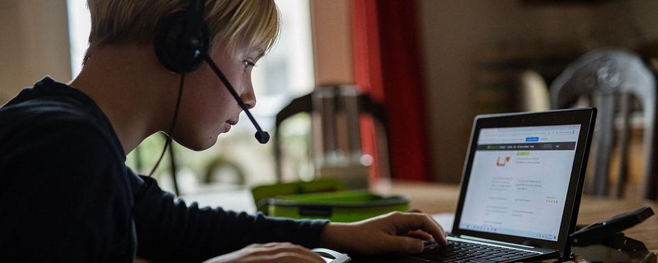 Le travail sur un petit portable est particulièrement fatiguant pour les yeux. [AFP - Jens Schlueter]