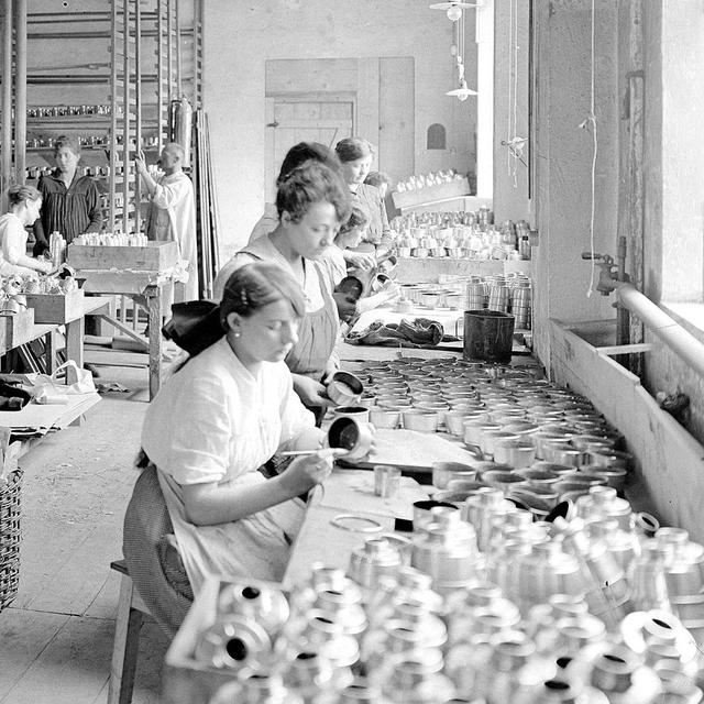 Femmes travaillant dans une usine de masques à gaz à Genève, 1914-1918. [Archives fédérales suisses]