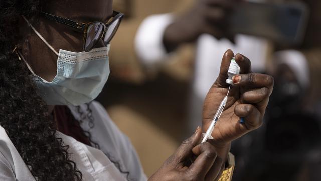 Un total de 12,3% de la population mondiale a reçu une dose de vaccin, mais cette part est répartie de manière inégale. [Keystone - Leo Correa]