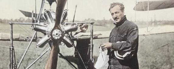 Photographie de l'aviateur Armand Dufaux, (1883 - 1941). En 1898, il invente avec son frère Henri un moteur pouvant être monté sur une bicyclette. -Ils commercialisent leurs moteurs de bicyclette sous la dénomination de Motosacoche. En 1902, ils lancent les premières études pour un appareil à décollage vertical ou à décollage court dont ils inventent le concept ainsi que le procédé de freinage par hélice. [DP - Henri Dunan — Journal aéronautique de Lausanne]