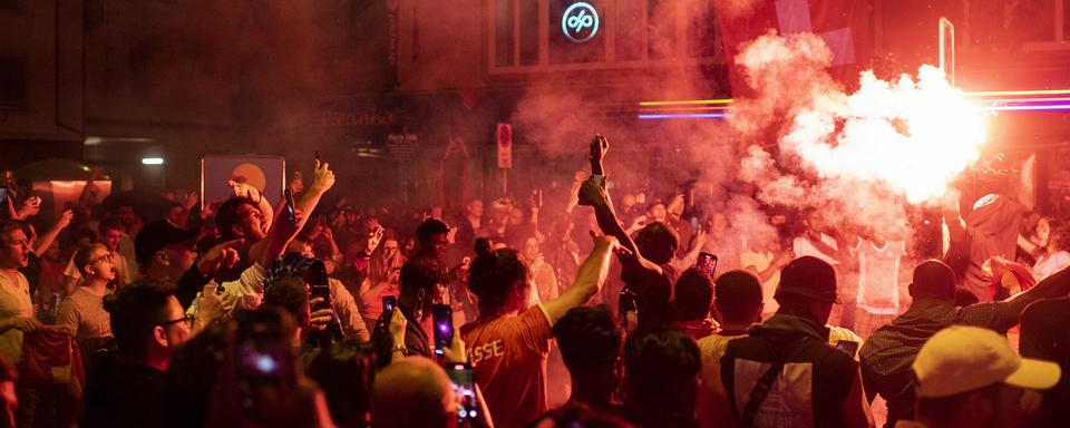 Des fans de l'équipe de Suisse dans les rues de Zurich après Suisse-France. [Keystone - Ennio Leanza]